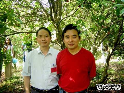 与著名作家合影
