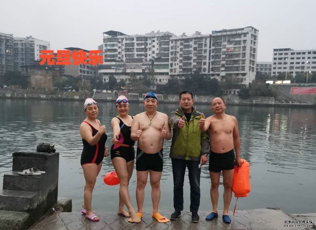 寒流来袭：湖南怀化鹤城泳协掀起冬泳热