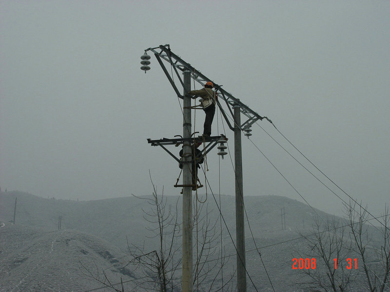 图二：电力工人冰雪天抢修高压线路.JPG