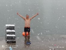 湘西寒流来袭，怀化喜降大雪：冬泳人拥抱舞水